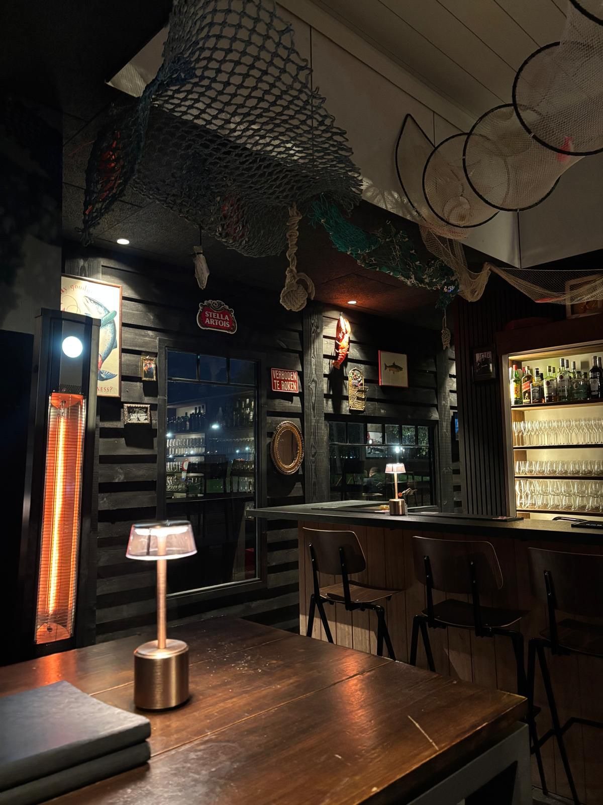 Zwarte houten wandbekleding rond de bar van restaurant 't Werftje in Zeebrugge